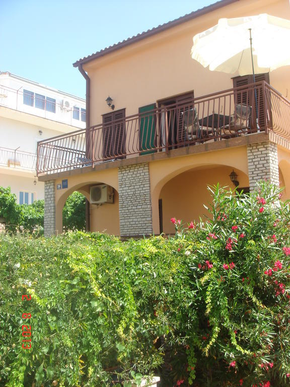 Apartments Renata Примоштен Экстерьер фото
